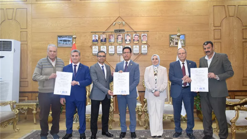 رئيس جامعة بنها يتسلم شهادات الأيزو لإدارة الجامعة وقطاع المدن الجامعية