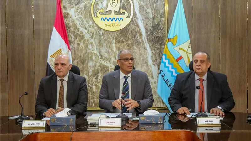 محافظ كفر الشيخ يستعرض جهود الإدارات المركزية في بناء بنية معلوماتية موحدة