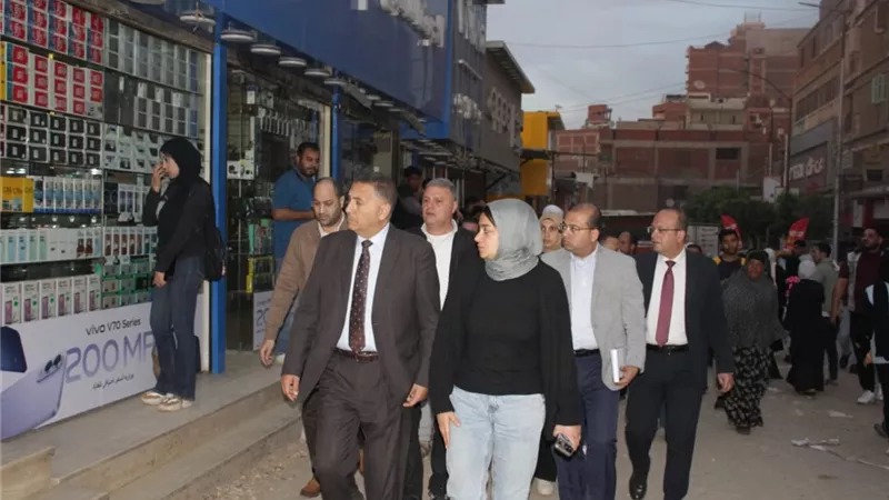 محافظ القليوبية يبحث نقل الباعة الجائلين بشارع الحرية للقضاء على العشوائية