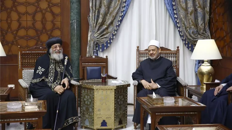 خلال اتصال هاتفي.. شيخ الأزهر يهنئ البابا تواضروس بعيد القيامة المجيد