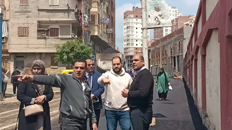رئيس مدينة دسوق يتابع ميدانيًا وضع طبقة الأسفلت بشارع الحملة الميكانيكية