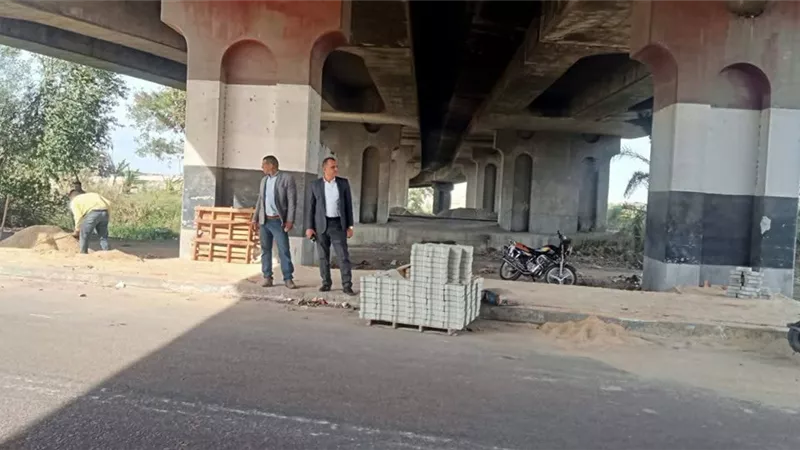 رئيس مدينة دمنهور يتابع أعمال تطوير ورفع كفاءة مدخل كوبري أبو حصير