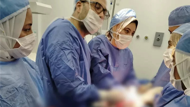 إنجاز طبي جديد في الإسماعيلية.. استئصال ورم مبيضي معقد بنجاح