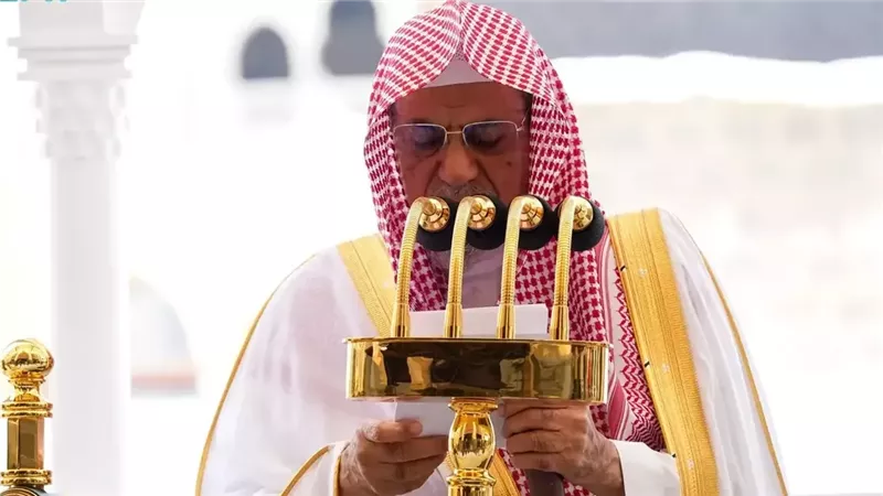 إمام المسجد الحرام يدعو للمحافظة على الجماعة ويحذر من الفرقة والفتن