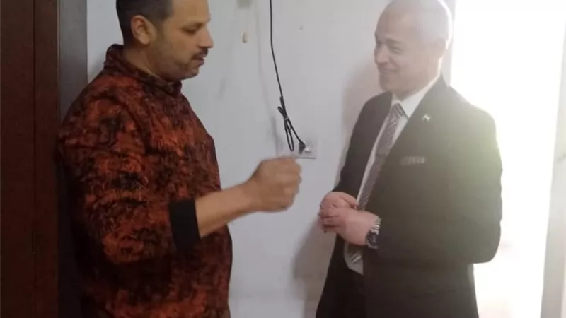 استعدادًا للصيف.. نائب جامعة أسيوط يتفقد تركيب مراوح جديدة بمدن الطالبات