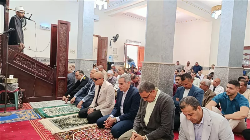 محافظ الأقصر يؤدي صلاة الجمعة بمسجد شركة مياه الشرب بالعوامية