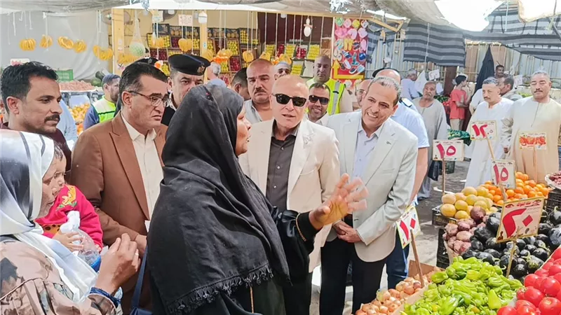 محافظ الأقصر يتفقد سوق 