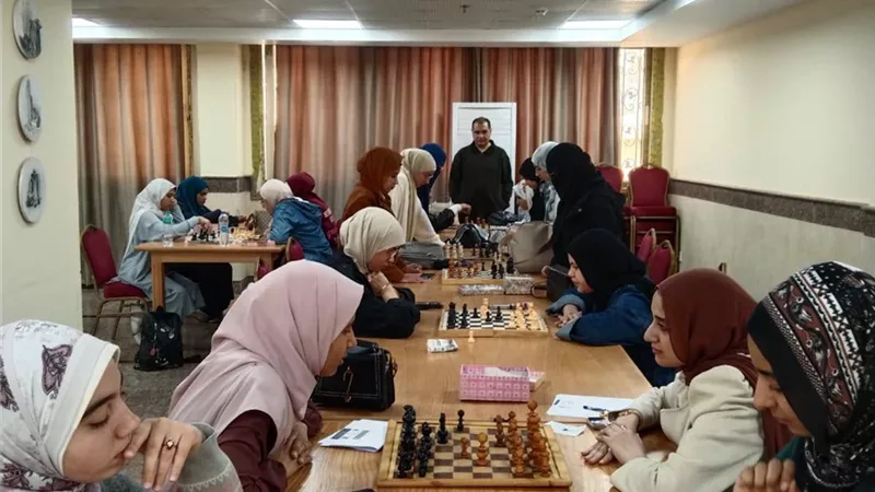 جامعة الأزهر تنظم بطولة للطلاب والطالبات في لعبة الشطرنج.. صور