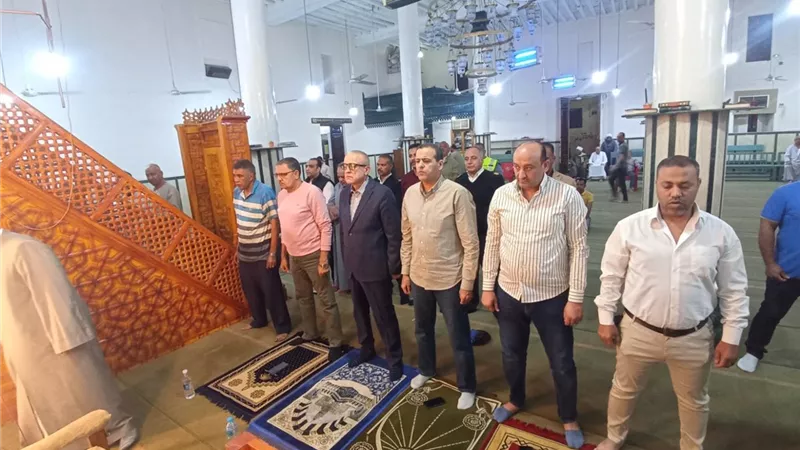 محافظ الأقصر يتفقد السوق السياحي ويؤدي صلاة العشاء بمسجد محسب 