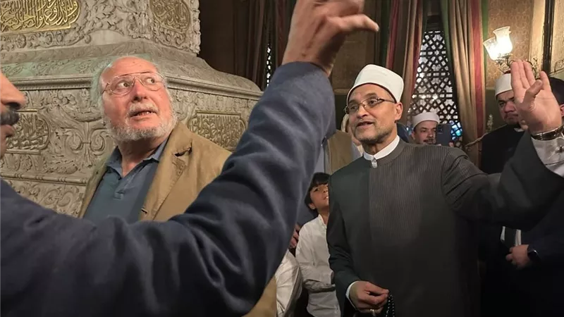 «التاريخ يعيد نفسه».. الملك أحمد فؤاد الثاني يؤدي صلاة الجمعة داخل القلعة