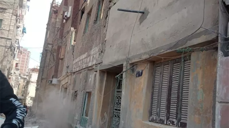 حفاظاً على الأرواح.. إزالة أجزاء آيلة للسقوط من 4 عقارات غرب الإسكندرية 