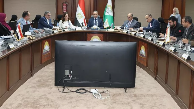 محافظ الجيزة يترأس اجتماع اللجنة العليا للإعلانات لضبط المنظومة