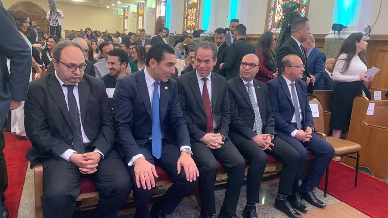 للاحتفال بعيد القيامة.. توافد وزراء وإعلاميين على الكنيسة الإنجيلية