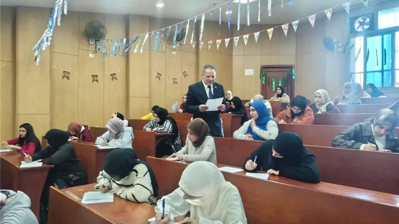 رئيس جامعة دمياط يتفقد سير امتحانات 