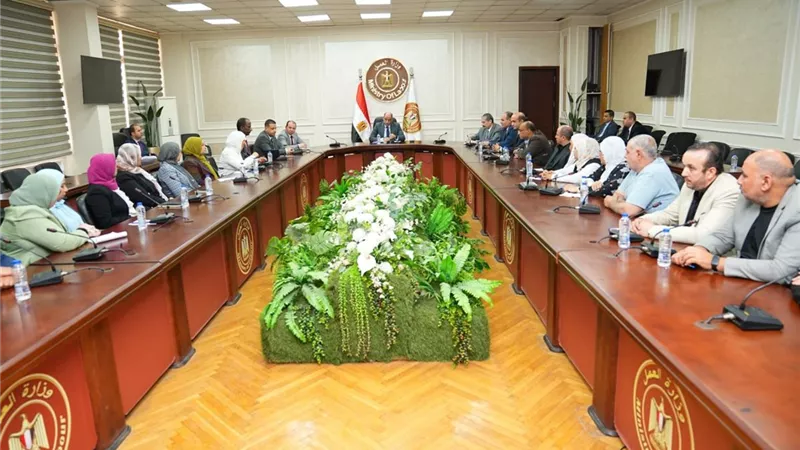 وزير العمل يلتقي قيادات مديريات القاهرة الكبرى لبحث تطوير الأداء والخدمات 