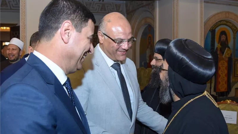 داخل الكنيسة المرقسية.. محافظ الإسكندرية يهنئ الأقباط بعيد القيامة المجيد