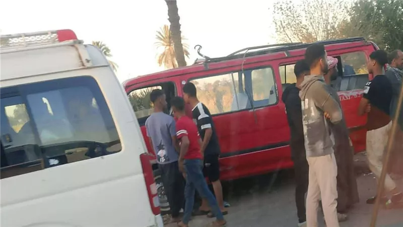 إصابة شخصين في تصادم سيارة وتوك توك بالمنيا