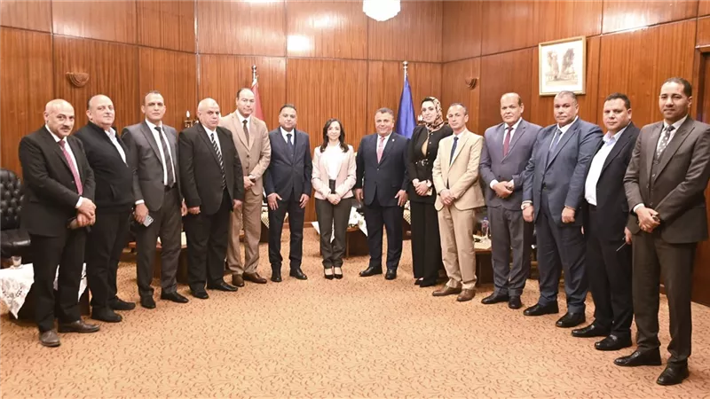 محافظ البحيرة تستقبل المهنئين بعيد القيامة وتؤكد: تماسك النسيج المصري
