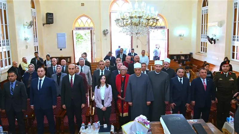محافظ البحيرة تهنئ أبناء الطائفة الإنجيلية بدمنهور بعيد القيامة المجيد