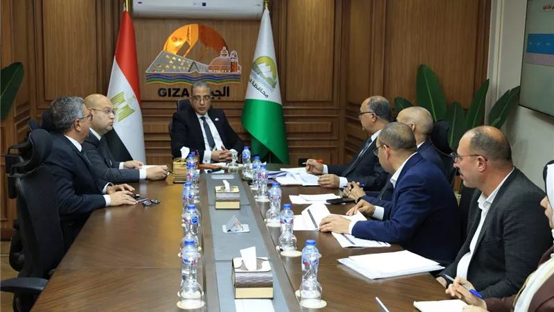 محافظ الجيزة يتابع جهود تحسين الخدمات والتصدي لمخالفات البناء بأبو النمرس