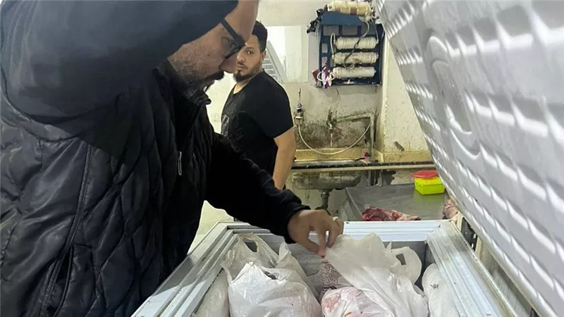 ضبط 12.6 طن أغذية فاسدة بالجيزة.. المحافظ يكثف الحملات بالأسواق 