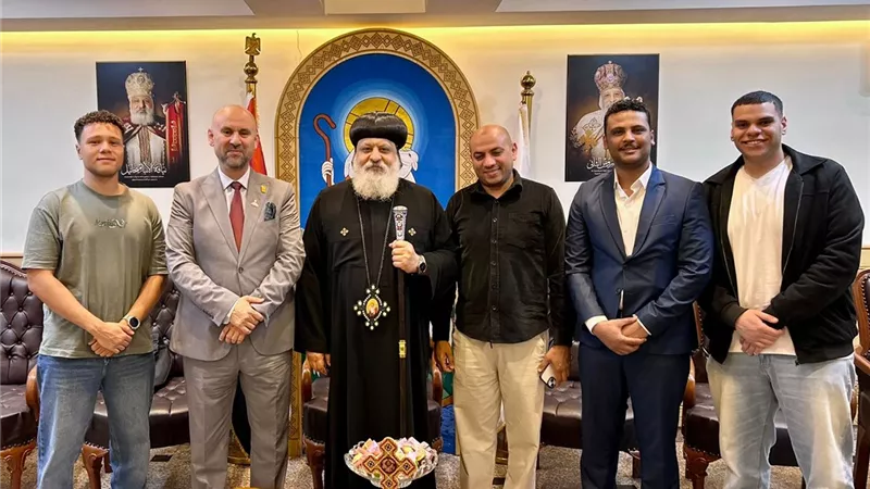 النائب باسم كامل يهنئ الأنبا ميخائيل بعيد القيامة في حلوان