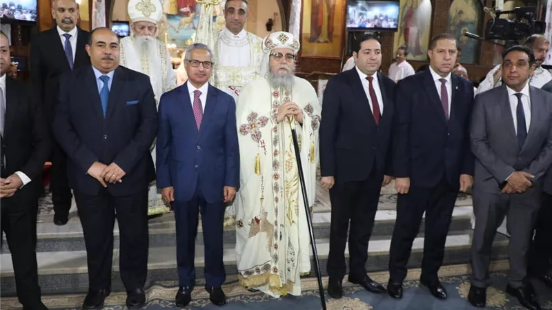 محافظ بني سويف يشهد قداس عيد القيامة ويؤكد وحدة الصف الوطني