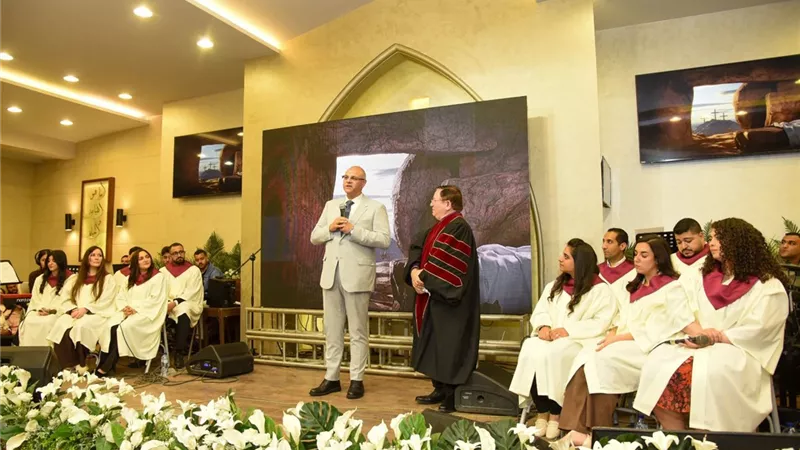 محافظ الإسكندرية يهنىء الطائفة الإنجيلية بعيد القيامة المجيد