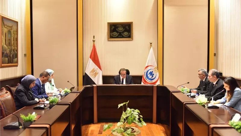 وزير الصحة يبحث تعميم نظام «كبسولة العمليات» على 50% من المستشفيات 