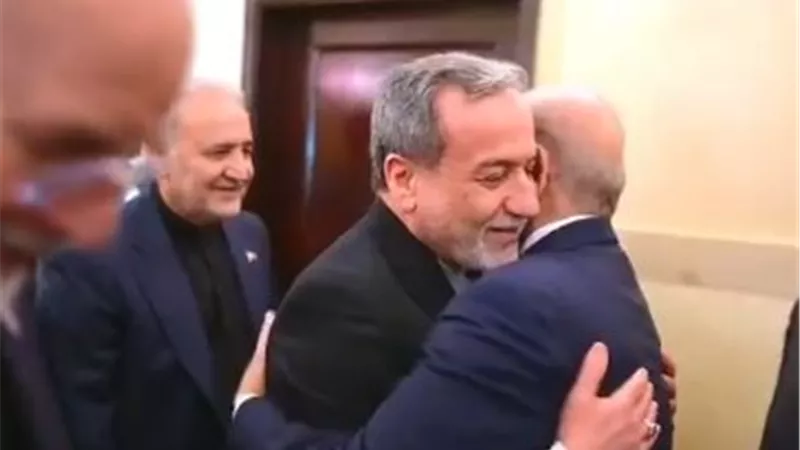رئيس الوزراء الباكستاني يستقبل الوفد الإيراني في إسلام آباد|فيديو