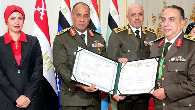 وزير الدفاع يكرم عدداً من القادة الذين أوفوا العطاء بالقوات المسلحة