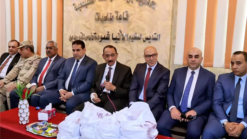 محافظ سوهاج ومدير الأمن يهنئون أطفال 