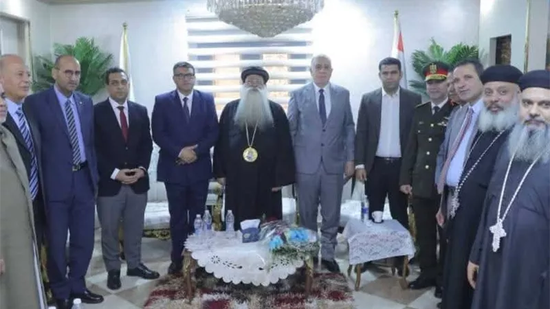 محافظ قنا ومدير الأمن يقدمان التهنئة للانبا تكلا مطران دشنا