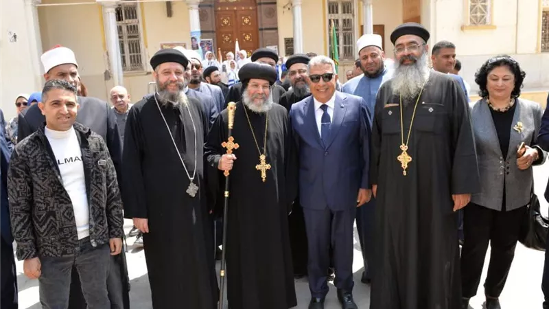 محافظ الدقهلية يقدم التهنئة لنيافة الأنبا صليب وشعب كنيسة ميت غمر