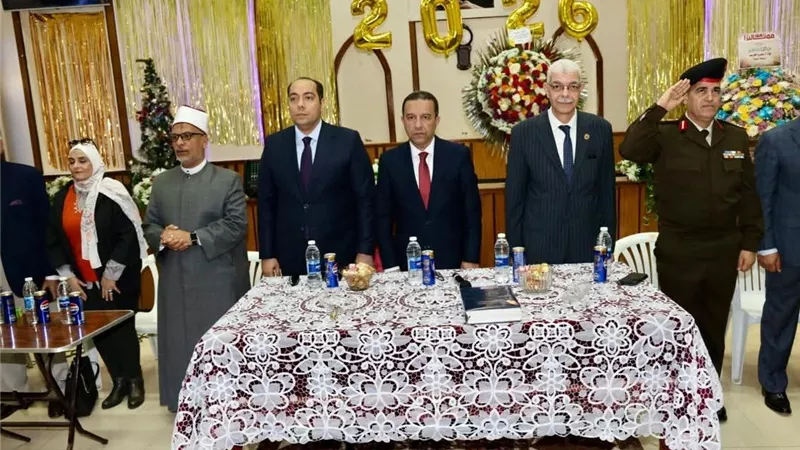 محافظ المنوفية يهنئ اقباط الكنيسة الإنجيلية بشبين الكوم بعيد القيامه