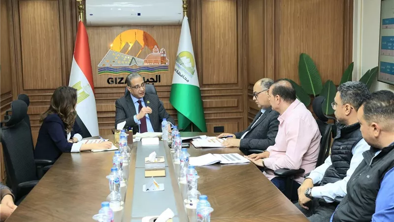 محافظ الجيزة يتابع خطط العمل بحي العجوزة ونسب تنفيذ مشروعات التطوير