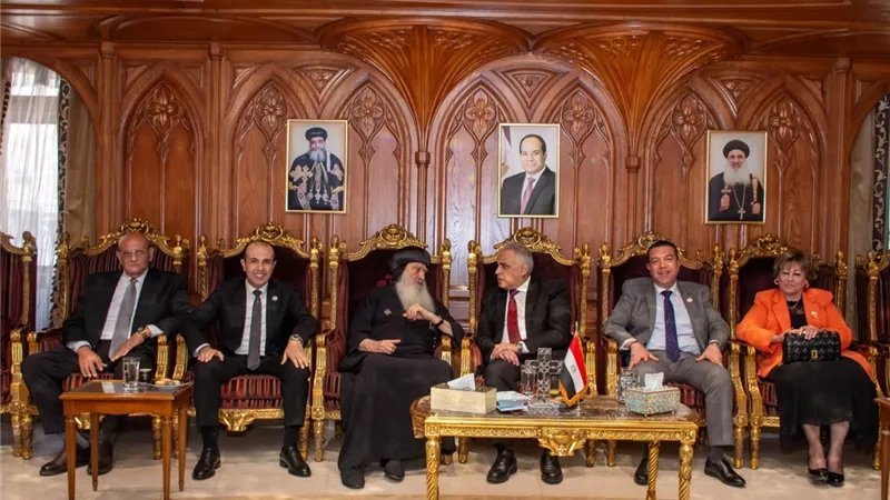 رئيس جامعة طنطا يقدم التهنئة للأنبا بولا بمقر  مطرانية طنطا  بعيد القيامة