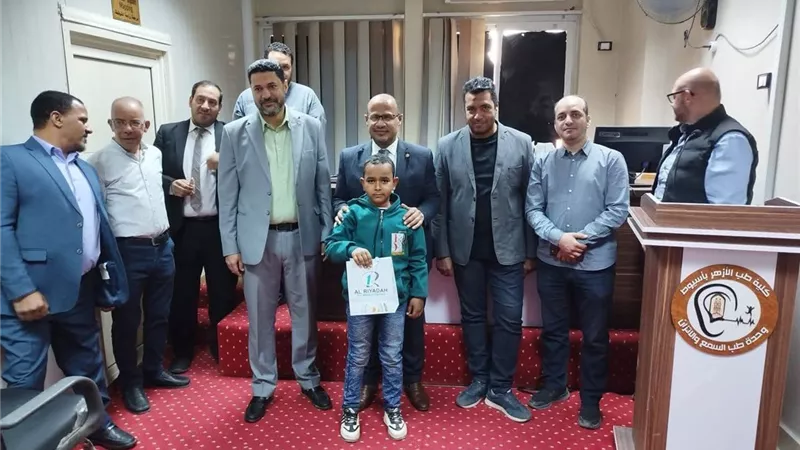 تسليم 16 سماعة طبية لأطفال ضعاف السمع بمستشفى الأزهر الجامعي بأسيوط 
