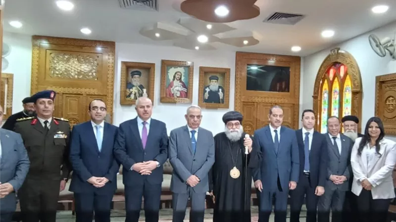محافظ الإسماعيلية يزور الكنائس لتهنئة الأقباط بعيد القيامة المجيد