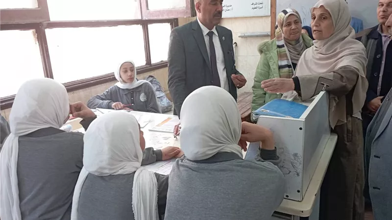 مدير تعليم بنى سويف يشدد على الانضباط  خلال جولة مفاجئة لمدارس ناصر