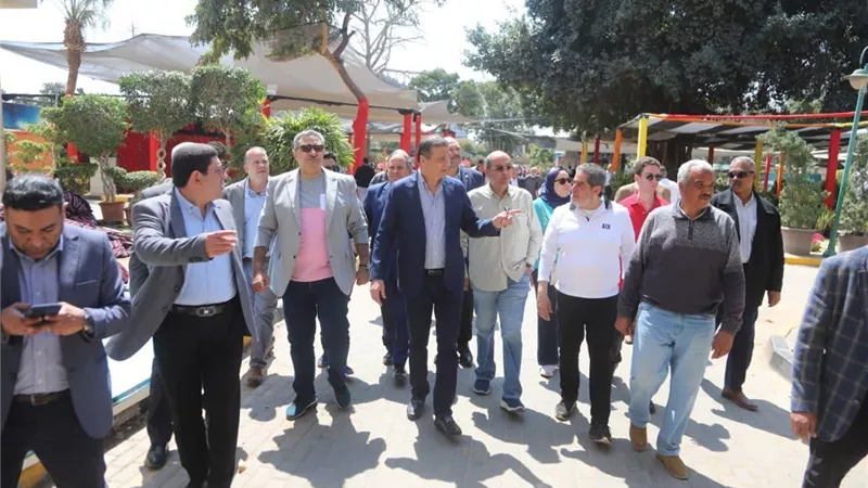 وزير الزراعة يتفقد معرض الزهور .. ويعفي العارضين من الرسوم