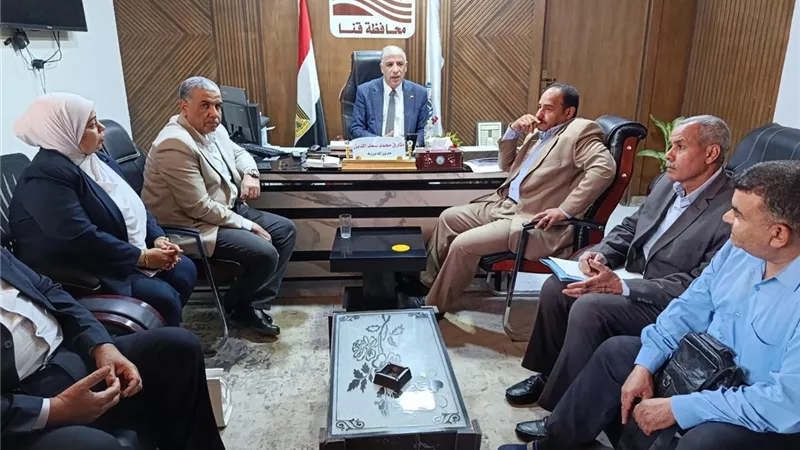 تعليم قنا تحكم الرقابة على المدارس وتوجه بسرع صرف مستحقات العمالة المؤقتة