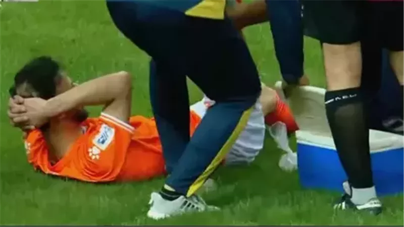 اصابة أحمد عبدالقادر خلال مباراة الكرمة والنجف بالدوري العراقي 