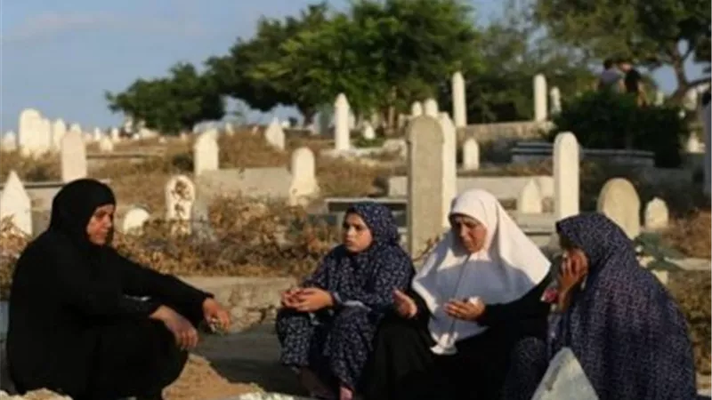 هل يجوز للمرأة أن تنزل القبر لدفن امرأة مثلها؟.. أمينة الفتوى تجيب 