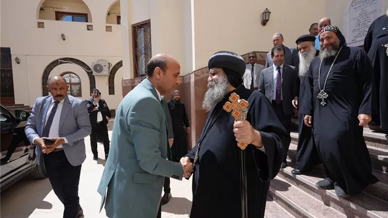 محافظ أسيوط يواصل جولاته بالكنائس للتهنئة بعيد القيامة المجيد 