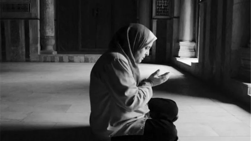 هل دعاء الأم على أبناءها مستجاب؟.. داعية إسلامي يجيب