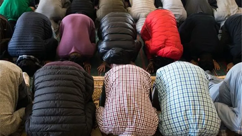 ماذا يفعل الإمام إذا تذكر أثناء الصلاة أنه غير متوضئ؟.. أمين الفتوى يجيب