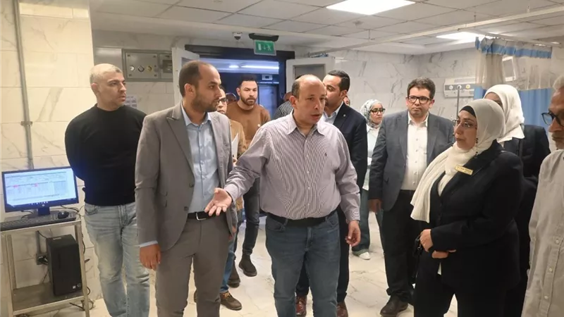 رئيس مجلس إدارة مستشفيات جامعة القاهرة يتفقد مستشفى الطوارئ