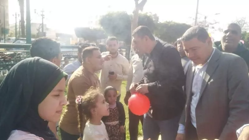 رئيس مركز المنيا يوزع 