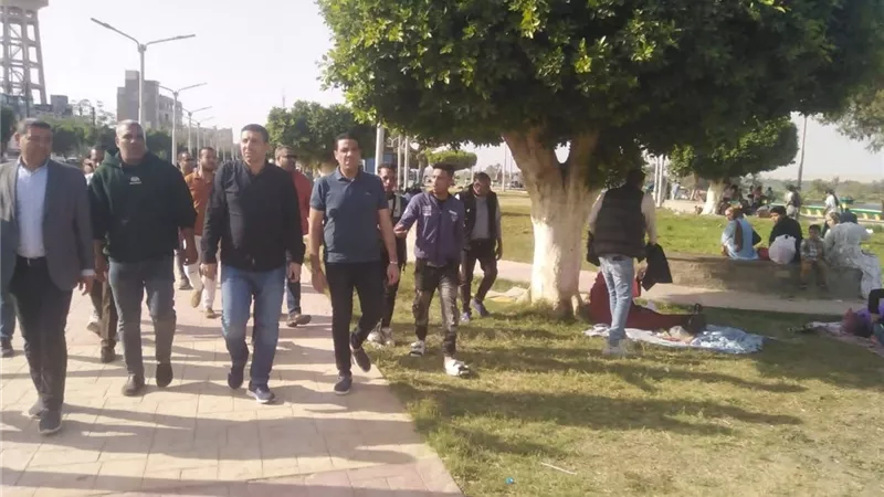 «إيدك في إيدنا».. عندما يتحول المواطن إلى شريك في تجميل كورنيش المنيا